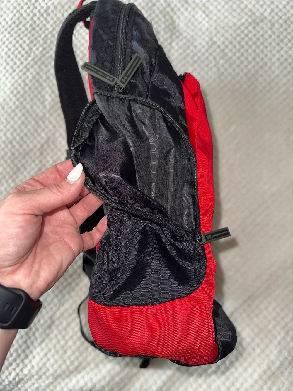 🎒 Under Armour Red & Black Backpack - Picture 7 of 12